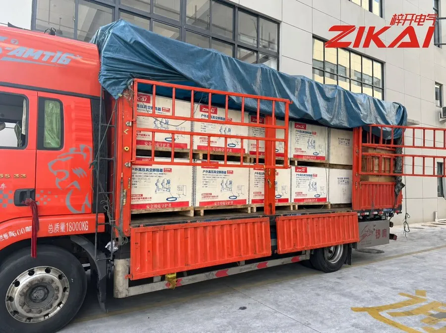 Plný kamion vakuových jističů montovaných na sloup vyráží do Guizhou